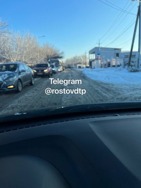 Пробки на Зрелищной. Дороги совсем не чищены, пишут..