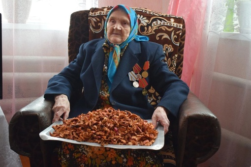 Труженица тыла и ветеран труда 92-летняя Наталья Сидорова из Подгоренского района передала участникам СВО..