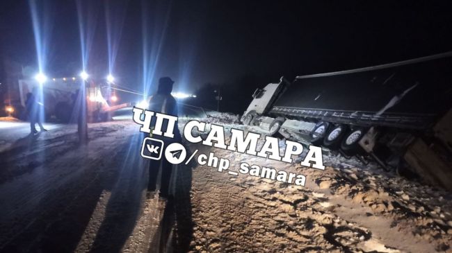 В Самарской области огромная фура перекрыла проезд по трассе М-5 

Движение перекрыто в обе стороны, сообщают..