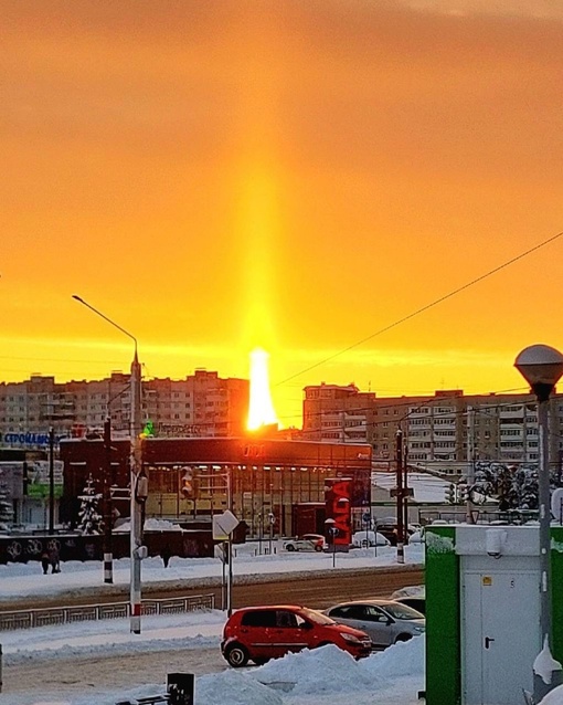 Сегодня на закате жители нижегородской области наблюдали редкое явление — солнечный столб🔥

Невероятное..