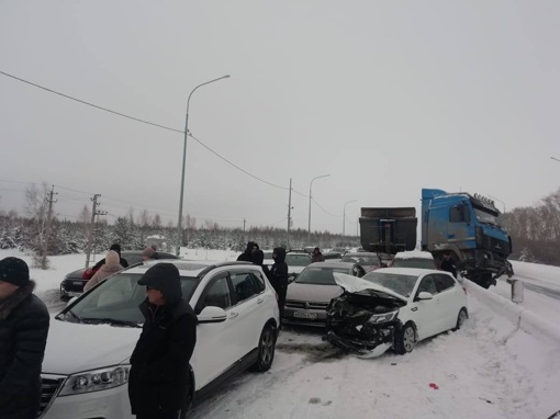 На трассе Челябинск — Екатеринбург произошло массовое ДТП

Там столкнулись сразу 13 автомобилей. Движение на..