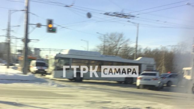 Два пассажирских автобуса столкнулись на Московском шоссе в Самаре 14 января 

Один из них вылетел на кольцо у..