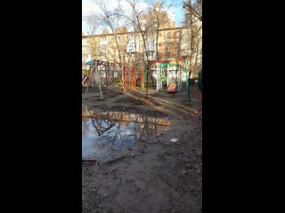 Жители улицы Тургенева грустят и снимают грустные видео о том, как выглядят детские площадки в их дворах

В..