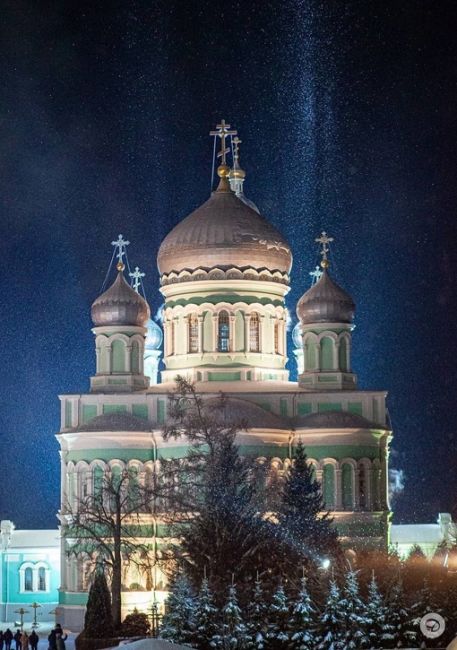 🗣️ Световые столбы над храмом этой..