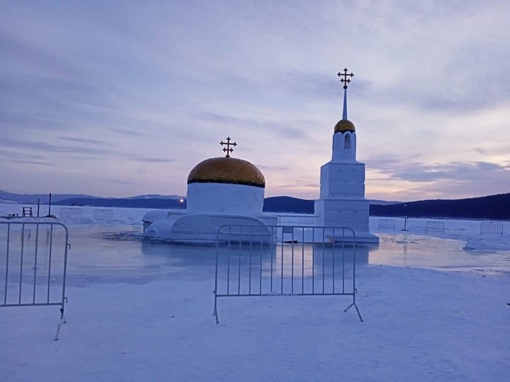 Снежная часовня на озере Тургояк в Челябинской области провалилась под лед

Никто не пострадал...