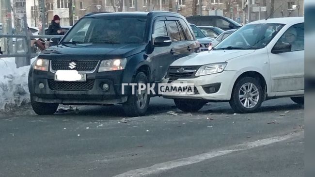 ДТП легковушек парализовало Московское шоссе в Самаре 

Вместо обеда – дорожный затор 

ДТП спровоцировало..