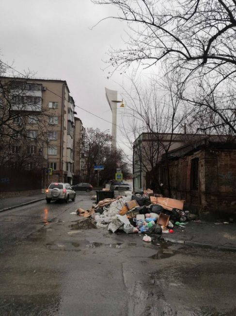 Мусорный вид на Театральную площадь Коммунальщики в загуле, по всей видимости..