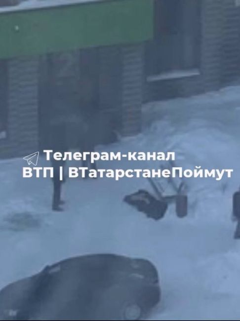В Казани молодой человек выпал с окна многоэтажки

На улице Натана Рахлина, 13к2 в Советском районе Казани..