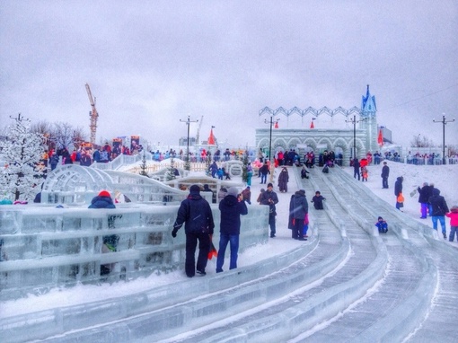Огромные очереди выстроились в ледовый городок в Новосибирске

- Если на высокие горки стоять приходится..