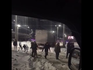 Жители Челябинска освободили фуры, застрявшие в снежной ловушке на Копейском шоссе

Свидетели рассказали,..