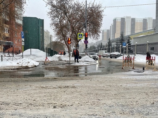 ‼️Снова коммунальная авария в Перми.

На углу улиц 1-й Красноармейской и 25 Октября стоит огромная лужа.

—..