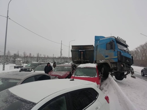 На трассе Челябинск — Екатеринбург произошло массовое ДТП

Там столкнулись сразу 13 автомобилей. Движение на..