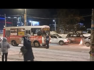 В Челябинске женщина остановила маршрутку посреди дороги и требовала запустить ее в салон. 

Видео:..