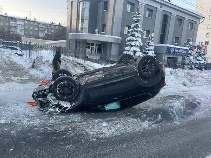 На Свердловском проспекте в Челябинске автомобиль въехал в снежную кучу и перевернулся

К счастью, водитель..