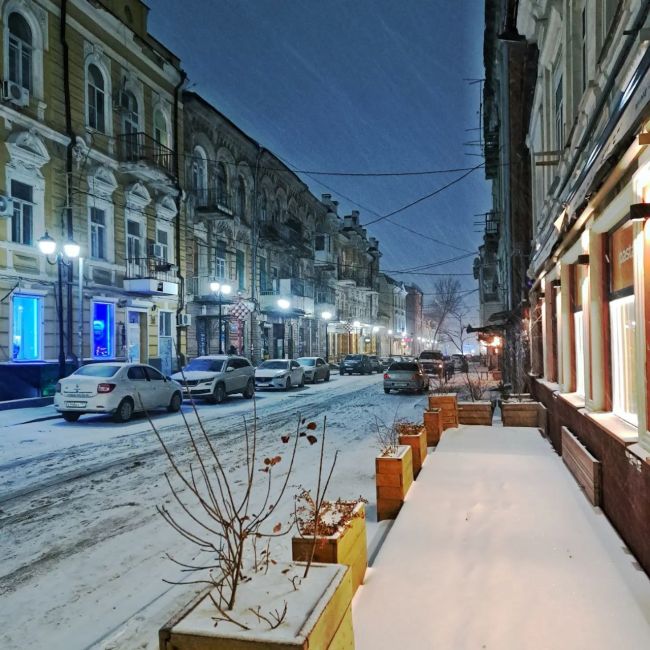 Между тем, центр Ростова выглядит красиво в снежном благоустройстве..