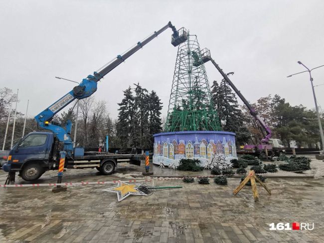 В Ростове демонтировали все новогодние конструкции, кроме световой иллюминации на мостах Ворошиловском и..