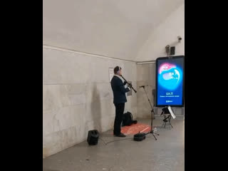 В московском метро замечен фейковый музыкант, который играет под..