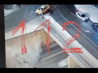 Вчера вечером на проспекте Андропова с моста упал автомобиль. 
 
В сети появилось видео с моментом падения..