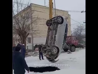 В Ростовской области автомобиль провалился под землю вместе с водителем. 
 
Инцидент случился в Азове на..