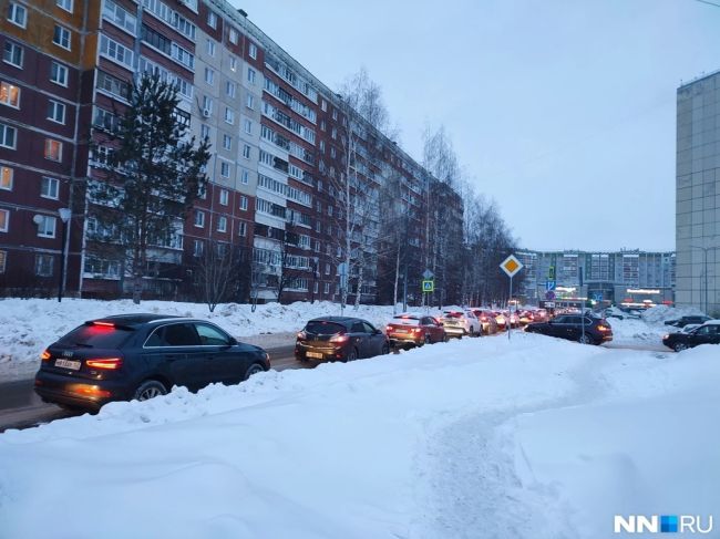 🚗🌳😷

Жителей домов возле «Школы 800» измучили утренние пробки

Передает издание НН.РУ:

"Каждый день пробки..