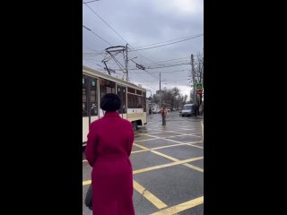 В Краснодаре пассажиры толкали свой трамвай, заглохший на перекрёстке. Снято в пятницу на ул. Северной

Видео..