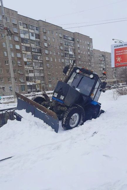 Даже трактор уже не вывозит чистку дорог в Магнитогорске. 

Фото: Челябинск с..