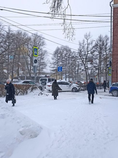 ДТП ул. Интернациональная сейчас. Таксист замял забор. 

Новости без цензуры (18+) в нашем телеграм-канале..