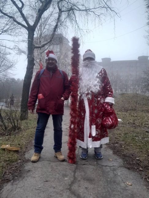 На Военведе гулял Дед Мороз сегодня и раздавал прохожим подарки..