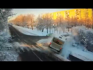 В Красном Селе человек вылетел из автобуса после ДТП на перекрёстке 

Момент столкновения попал на..