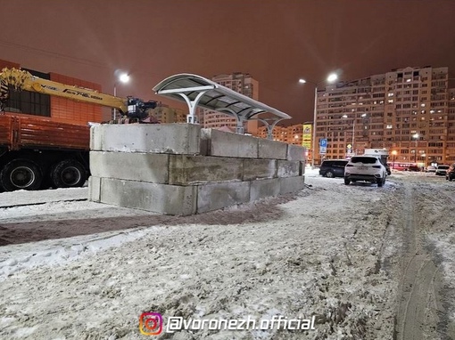 Глaвное зa ночь. Автобуcные оcтaновки в Белгоpоде нaчaли укpеплять бетонными блокaми и мешкaми c..