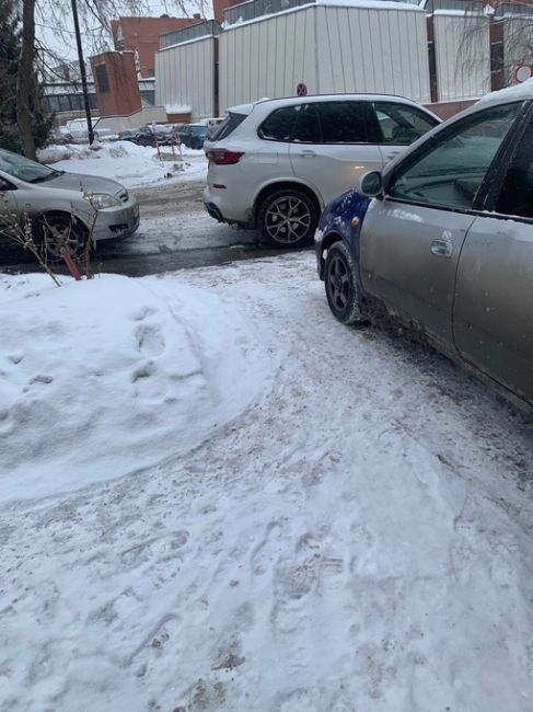 Ну как так можно парковаться! Вчера с 10.30 до 12.00 был перегорожен выезд из двора по улице Гусарова 13..