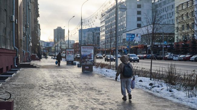 «Вышла из общежития и упала»: в Новосибирске мастер участка попала в суд за переломы 8-летней девочки на..