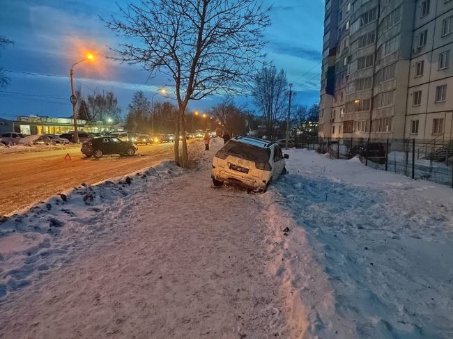 В Новосибирске женщина умерла после наезда «Лексуса» на тротуаре

В Ленинском районе столкнулись Лексус Rx-300..
