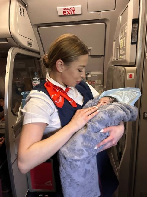Женщина родила прямо на борту самолёта. 
 
Рейс шёл из Москвы в Душанбе, и уже после взлёта у пассажирки отошли..