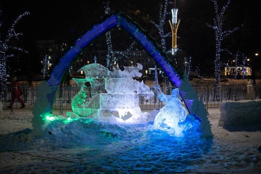 Новогодние ледяные скульптуры на площади в Дзержинске 🧊 
..