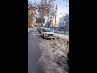 Ростовчанин жалуется на очередных наглых торгашей, которые устроили автостоянку такси прямо на тротуаре и..