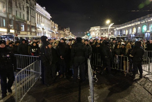 Более трёх тысяч мигрантов были доставлены из центра Петербурга в отделы полиции после "новогоднего" рейда в..