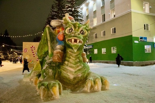 Огромного снежного дракона слепил скульптор из Бугульмы. 
 
Для этого ему понадобилось 25 КАМАЗов со снегом...