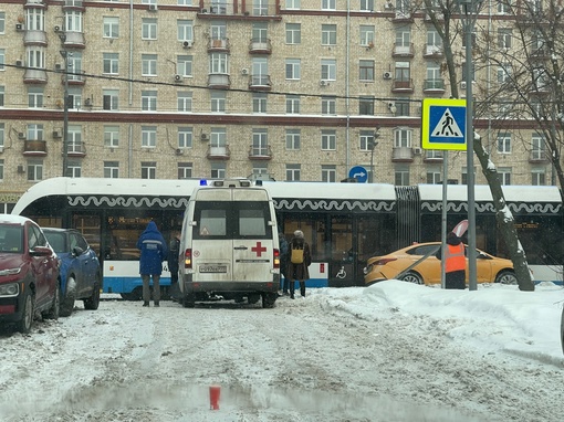 На Волоколамском шоссе возле РГХПУ им. С.Г.Строганова и РОСБИОТЕХ на выезде со двора таксист не уступил..