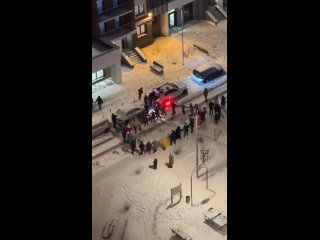 В ЖК Дыбенко местные жители встретили новый год с Дедом Морозом: водили хороводы и пели..