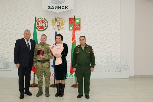 🇷🇺Бойца из Заинского района наградили медалью «За отвагу»

Сергей Скибин ушел на СВО в сентябре 2022 года...