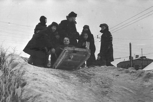 💙Ледяная горка на углу Новой улицы и улицы Короленко, 1956 – 1960..