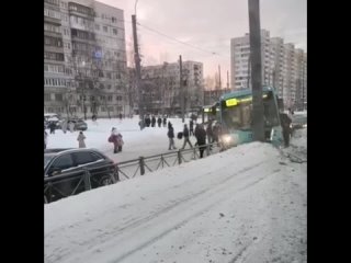 «Лазурный» попал в ДТП на пересечении Светлановского и проспекта Просвещения.

Автобус столкнулся с..