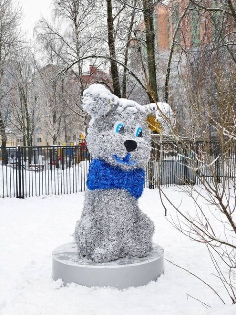 Милый новогодний пёс в..