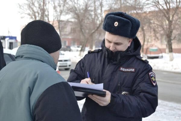 Подросток из Самарской области два дня обворовывал машины, которые хозяева оставили открытыми 

Добычей..