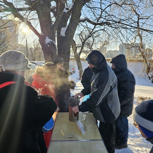 13.01.24 волонтеры центра "Твори Добро" раздавали еду на улице в количестве 50 упакованных обедов. 
Был сильный..