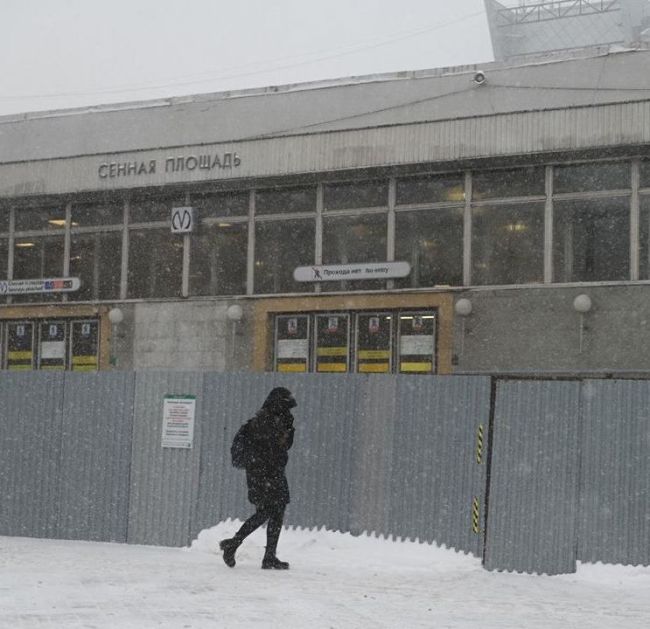 «Сенная площадь» останется без входа до весны

Уже месяц станция метро закрыта забором из-за развалившегося..