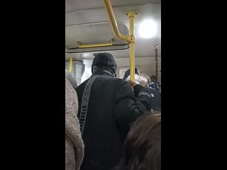 Петербурженка пожаловалась на мужчину, который прижимался к пассажиркам маршрутки №801А, ехавшей от станции..