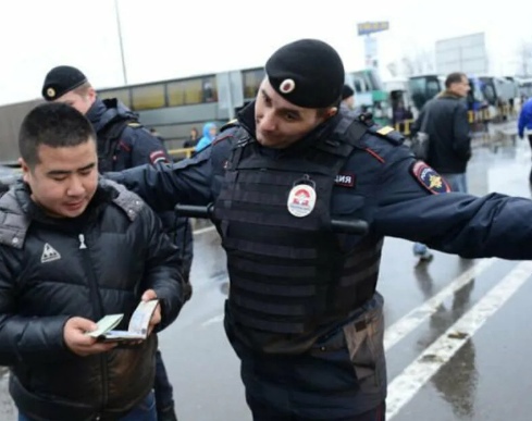 В Петербурге арестовали участкового за организацию незаконной миграции 

За три года он фиктивно поставил..