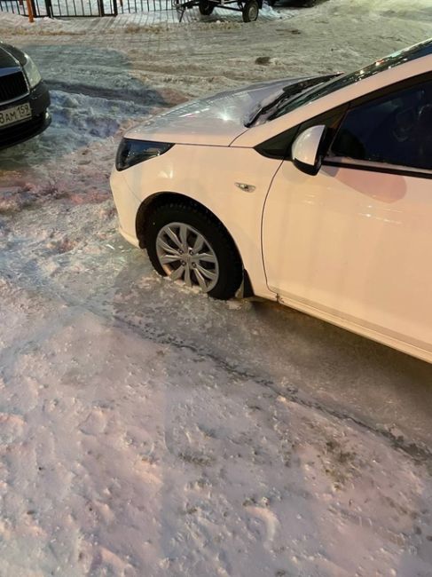 ‼️В ЖК «Альпийская горка» на Чернышевского вчера вечером и, видимо, ночью, топило дорогу и парковку...